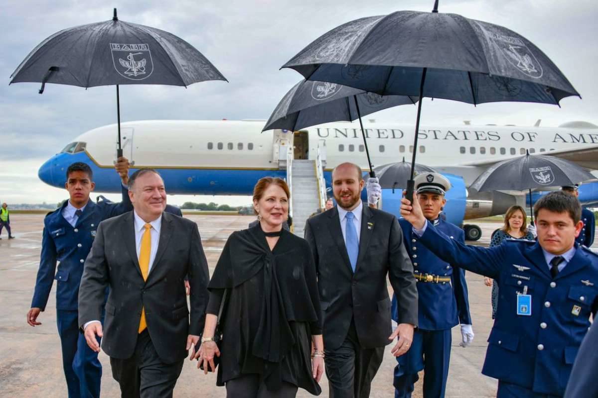 O secret&aacute;rio de Estado norte-americano, Mike Pompeo, chega em Bras&iacute;lia para acompanhar a posse do presidente Jair Bolsonaro - Reprodu&ccedil;&atilde;o/ Embaixada dos EUA