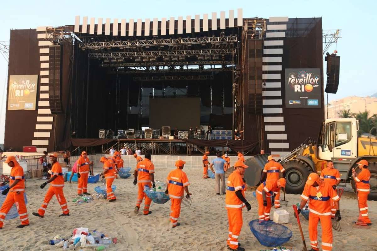 Comlurb recolhe 757  toneladas de lixo durante Réveillon 2019, sendo 385 em Copacabana 