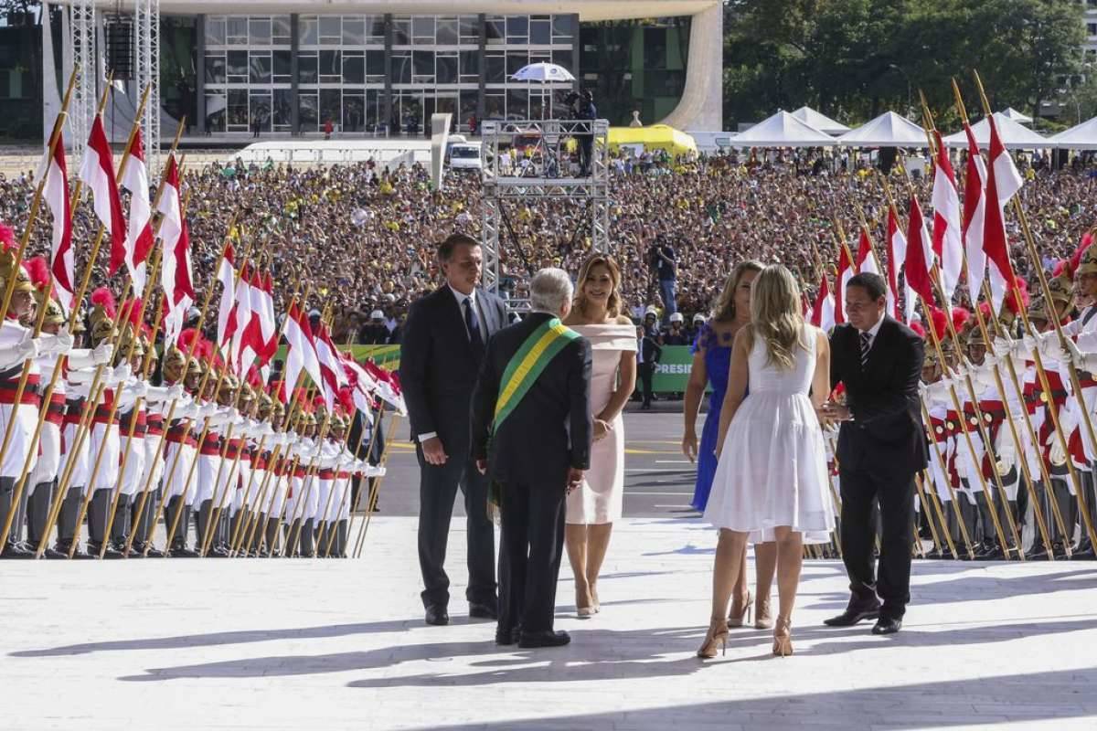 A primeira-dama Michelle Bolsonaro, o presidente Jair Bolsonaro e o vice-presidente, general Hamilton Mourão, durante cerimônia de transmissão da Faixa Presidencial, no Palácio do Planalto (Marcelo Camargo/Agência Brasil)
