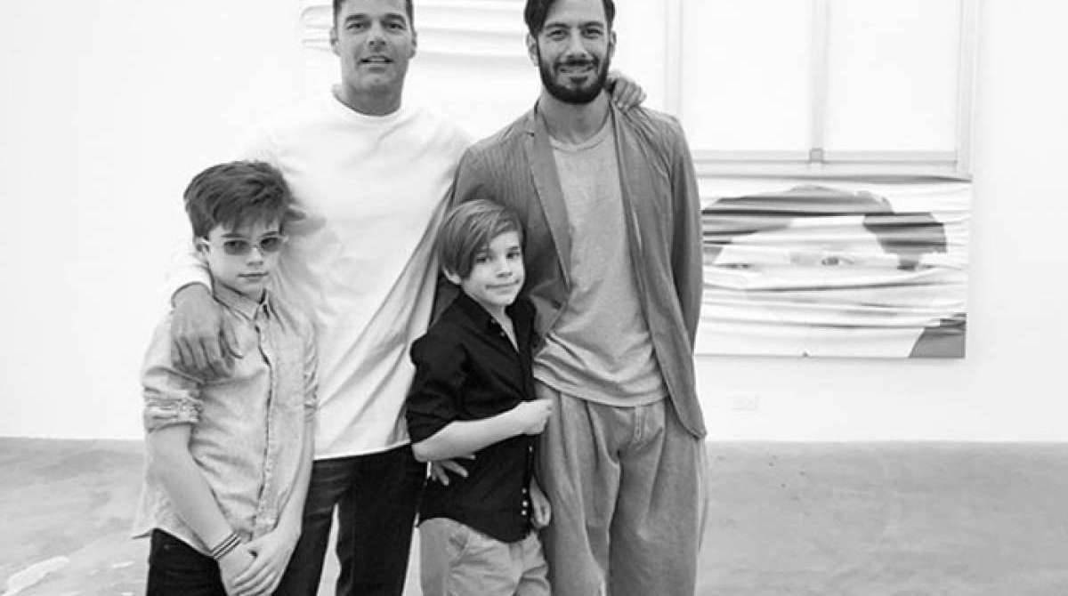 Ricky Martin posa com o marido e os filhos