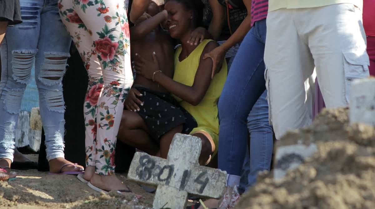 Rio, 02/01/2019 - O corpo da manicure Iolanda Cris&oacute;stomo da Concei&ccedil;&atilde;o de Souza, de 42 anos, foi sepultado na tarde desta quarta-feira, no Cemit&eacute;rio do Pechincha, em Jacarepagu&aacute;, na Zona Oeste do Rio. Na madrugada do dia primeiro, ap&oacute;s uma celebra&ccedil;&atilde;o de Ano Novo, o ex-marido dela, Rodrigo de Souza, esfaqueou a v&iacute;tima durante uma discuss&atilde;o. 