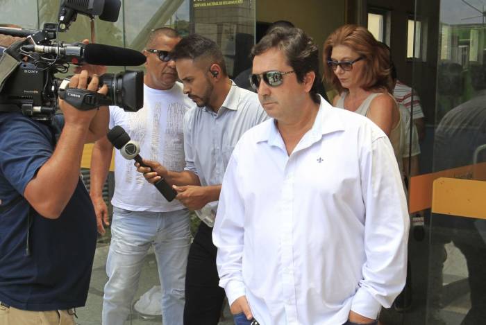 Em depoimento na DEAM, Fábio Tuffy (de branco), permaneceu a maior parte do tempo em silêncio Em depoimento na DEAM, Fábio Tuffy (de branco), permaneceu a maior parte do tempo em silêncio