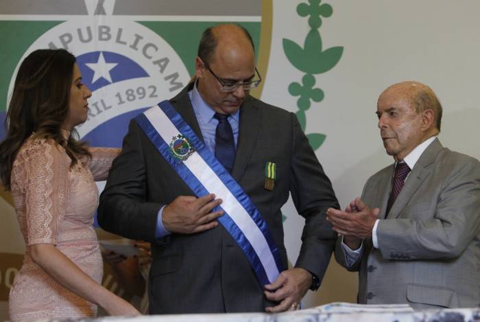  Wilson Witzel recebe das mãos do ex-governador em exercício, Francisco Dornelles, a faixa de governador do Rio de Janeiro, o mais alto posto do executivo estadual