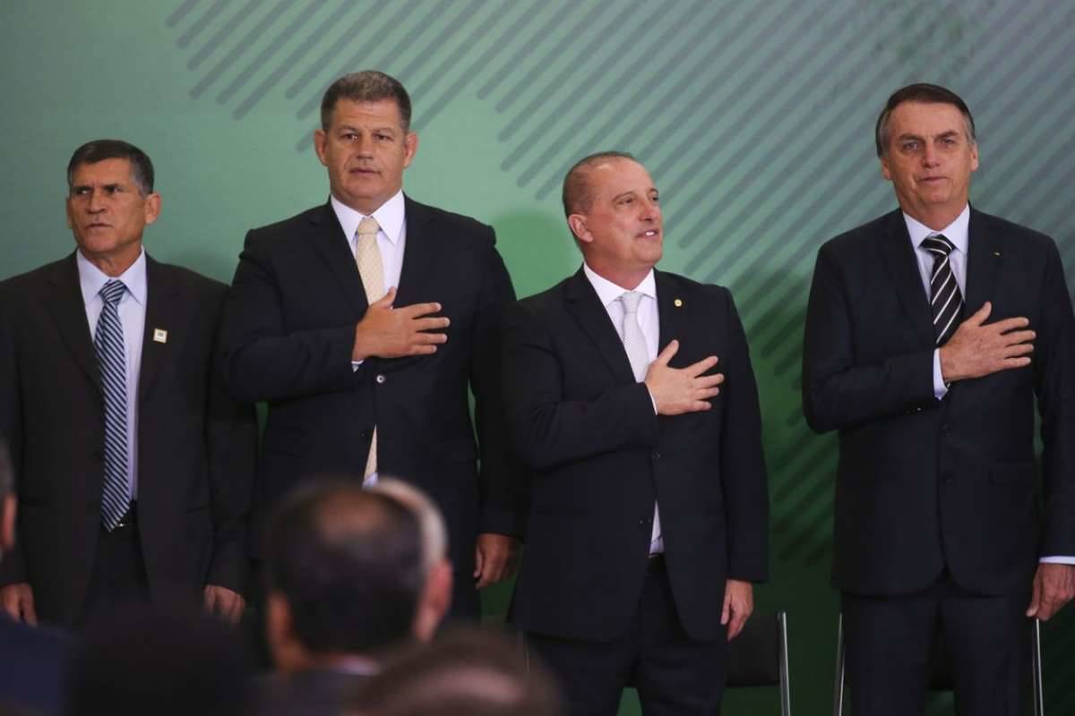 Presidente Jair Bolsonaro e os ministros da Secretaria de Governo, general Carlos Alberto, da Secretaria-Geral, Gustavo Bebianno, e da Casa Civil, Onyx Lorenzoni, durante solenidade de transmissão de cargos, no Palácio do Planalto - Antonio Cruz / Agência Brasil
