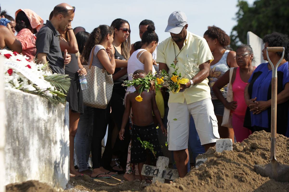 Rio, 02/01/2019 - O corpo da manicure Iolanda Cris&oacute;stomo da Concei&ccedil;&atilde;o de Souza, de 42 anos, foi sepultado na tarde desta quarta-feira, no Cemit&eacute;rio do Pechincha, em Jacarepagu&aacute;, na Zona Oeste do Rio. Na madrugada do dia primeiro, ap&oacute;s uma celebra&ccedil;&atilde;o de Ano Novo, o ex-marido dela, Rodrigo de Souza, esfaqueou a v&iacute;tima durante uma discuss&atilde;o.