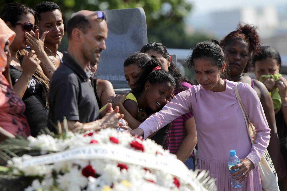 Rio, 02/01/2019 - O corpo da manicure Iolanda Cris&oacute;stomo da Concei&ccedil;&atilde;o de Souza, de 42 anos, foi sepultado na tarde desta quarta-feira, no Cemit&eacute;rio do Pechincha, em Jacarepagu&aacute;, na Zona Oeste do Rio. Na madrugada do dia primeiro, ap&oacute;s uma celebra&ccedil;&atilde;o de Ano Novo, o ex-marido dela, Rodrigo de Souza, esfaqueou a v&iacute;tima durante uma discuss&atilde;o. - Luciano Belford/Ag&ecirc;ncia O Dia