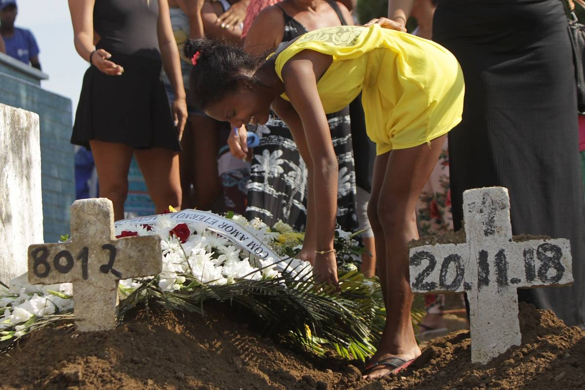 Rio, 02/01/2019 - O corpo da manicure Iolanda Cris&oacute;stomo da Concei&ccedil;&atilde;o de Souza, de 42 anos, foi sepultado na tarde desta quarta-feira, no Cemit&eacute;rio do Pechincha, em Jacarepagu&aacute;, na Zona Oeste do Rio. Na madrugada do dia primeiro, ap&oacute;s uma celebra&ccedil;&atilde;o de Ano Novo, o ex-marido dela, Rodrigo de Souza, esfaqueou a v&iacute;tima durante uma discuss&atilde;o.