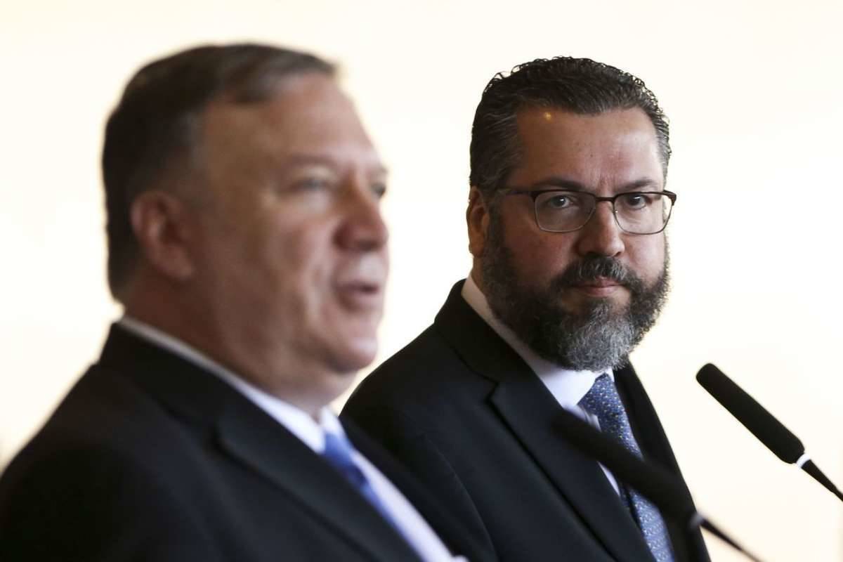 O novo chanceler brasileiro, Ernesto Araújo, e o secretário de Estado dos Estados Unidos, Mike Pompeo, durante entrevista coletiva no Palácio do Itamaraty - Marcelo Camargo/Agência Brasil