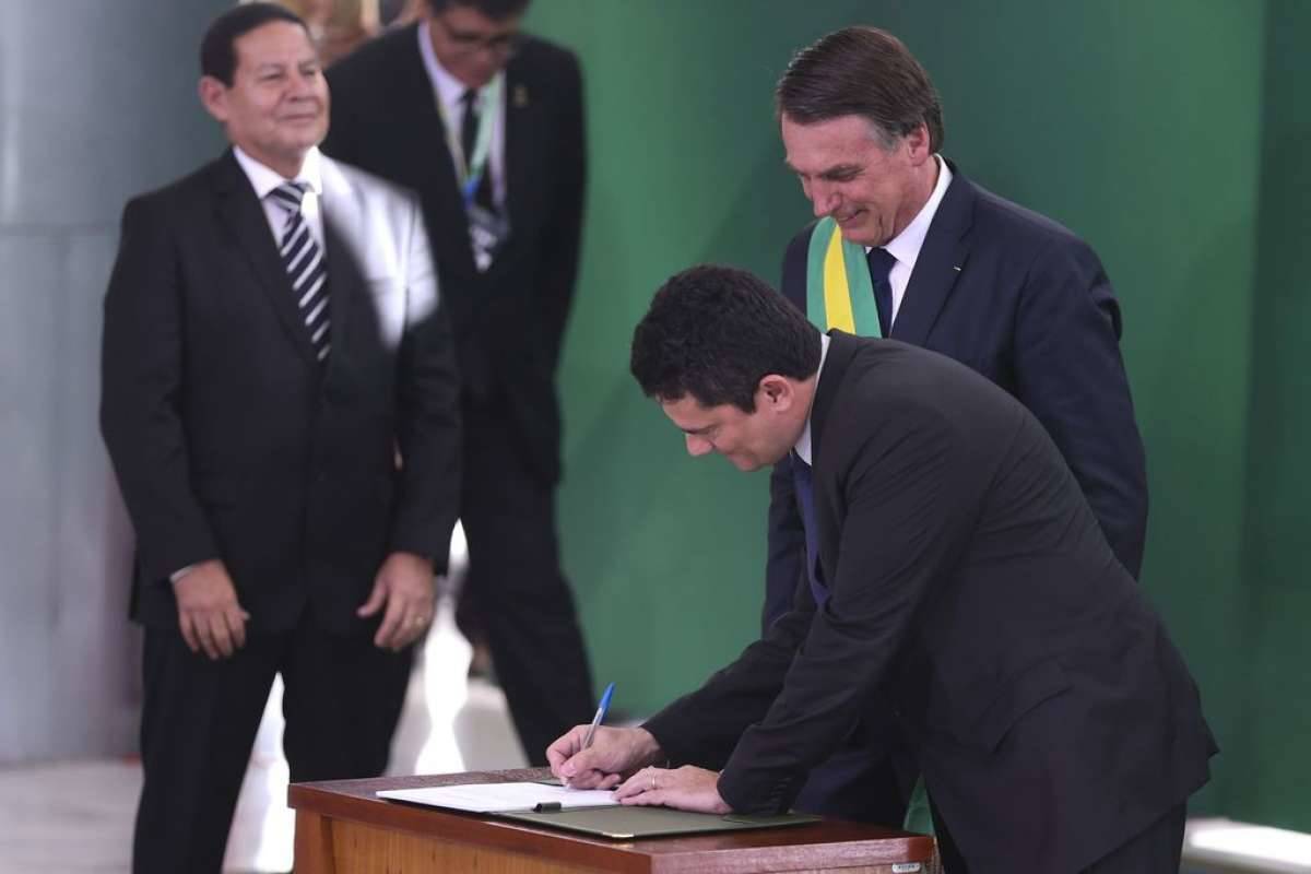 O presidente Jair Bolsonaro empossa o ministro da Justiça e Segurança Pública, Sergio Moro, durante cerimônia de nomeação dos ministros de Estado, no Palácio do Planalto