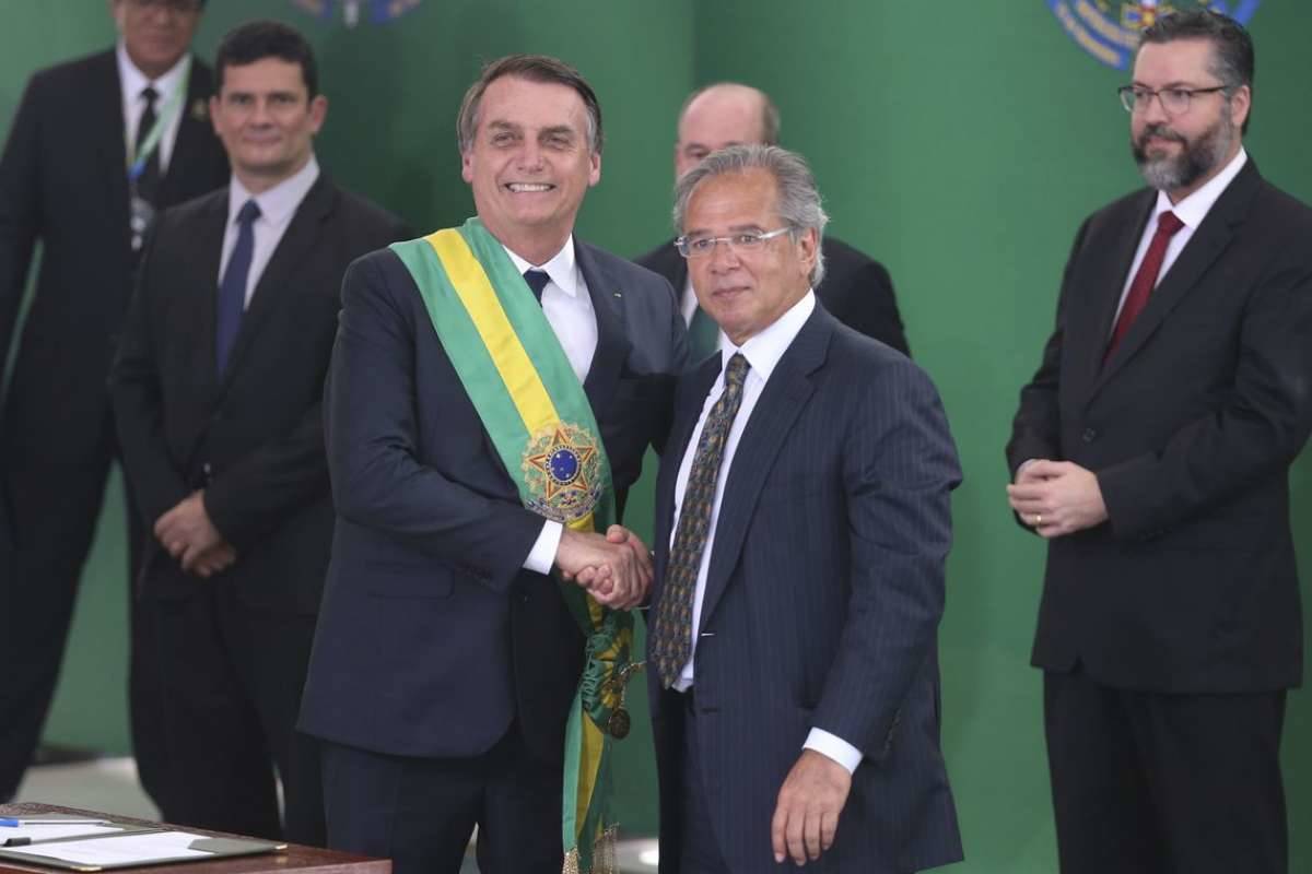 O presidente Jair Bolsonaro empossa o ministro da Economia, Paulo Guedes, durante cerimônia de nomeação dos ministros de Estado, no Palácio do Planalto