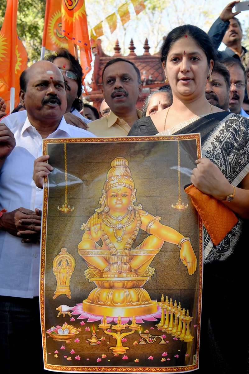 A polícia indiana prende os partidários do Partido do Congresso durante manifestações generalizadas sobre duas mulheres que entram no templo Sabarimala Ayyapa, em Kochi (STR / AFP)