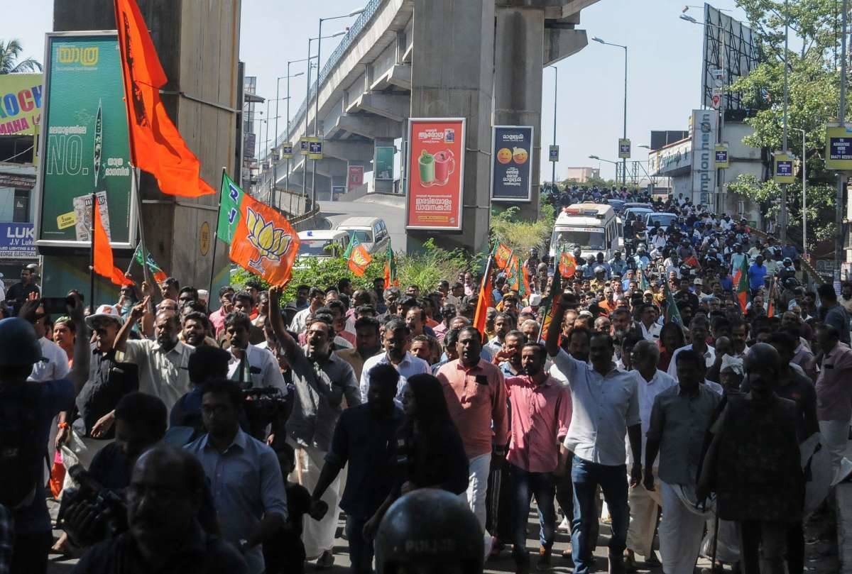 A polícia indiana prende os partidários do Partido do Congresso durante manifestações generalizadas sobre duas mulheres que entram no templo Sabarimala Ayyapa, em Kochi (STR / AFP)