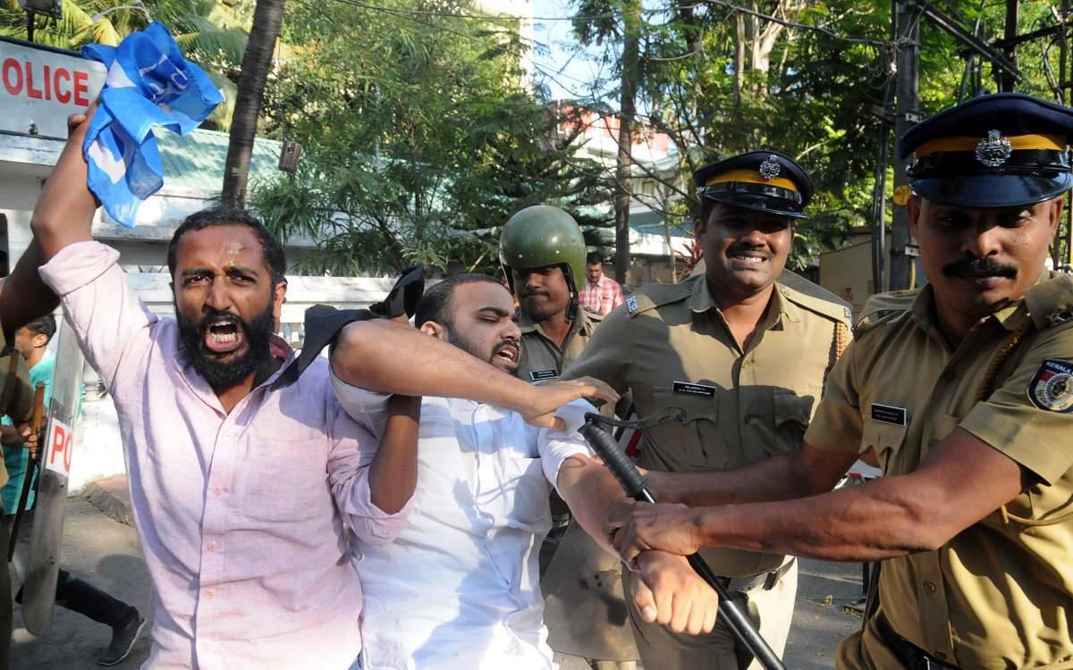 Confrontos ocorreram no sul da Índia, quando os radicais hindus se enfureceram, buscando impor uma greve geral em protesto contra duas mulheres que entravam em um dos templos mais sagrados do país (STR / AFP) - Reprodução/ AFP