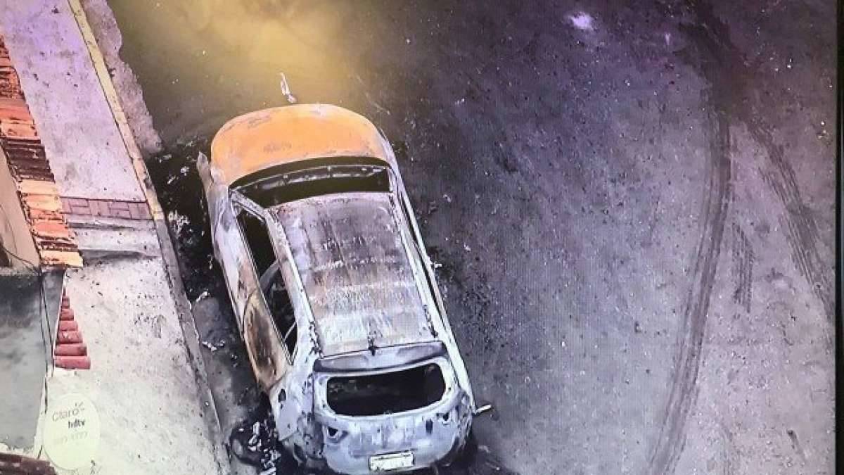 Carro foi incendiado com corpo dentro no Estácio - Reprodução TV Globo