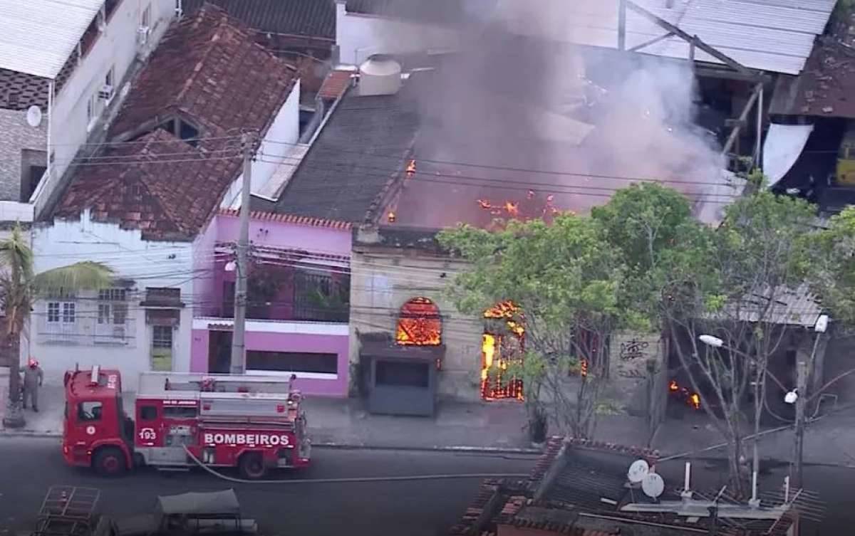Incêndio atinge casa no Catumbi - Reprodução TV Globo