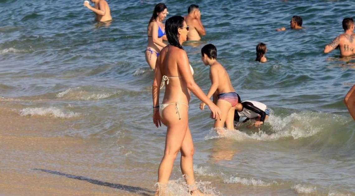 Glenda Kozlowski curte dia de praia em Ipanema