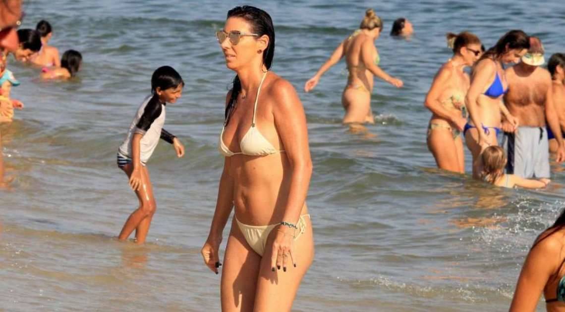 Glenda Kozlowski curte dia de praia em Ipanema