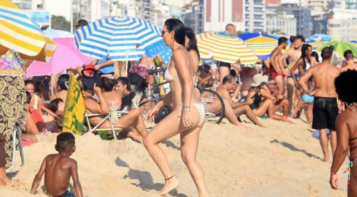Glenda Kozlowski curte dia de praia em Ipanema