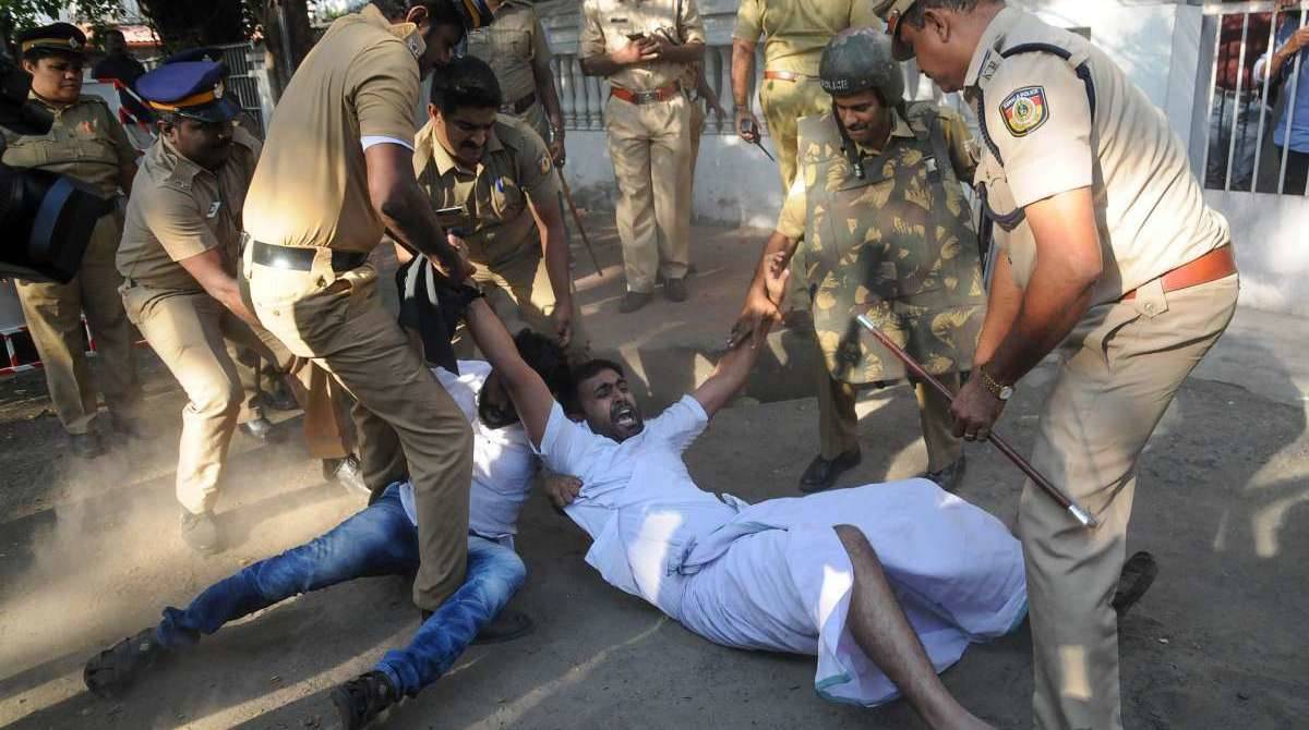 A polícia indiana prende os partidários do Partido do Congresso durante manifestações generalizadas sobre duas mulheres que entram no templo Sabarimala Ayyapa, em Kochi (STR / AFP)