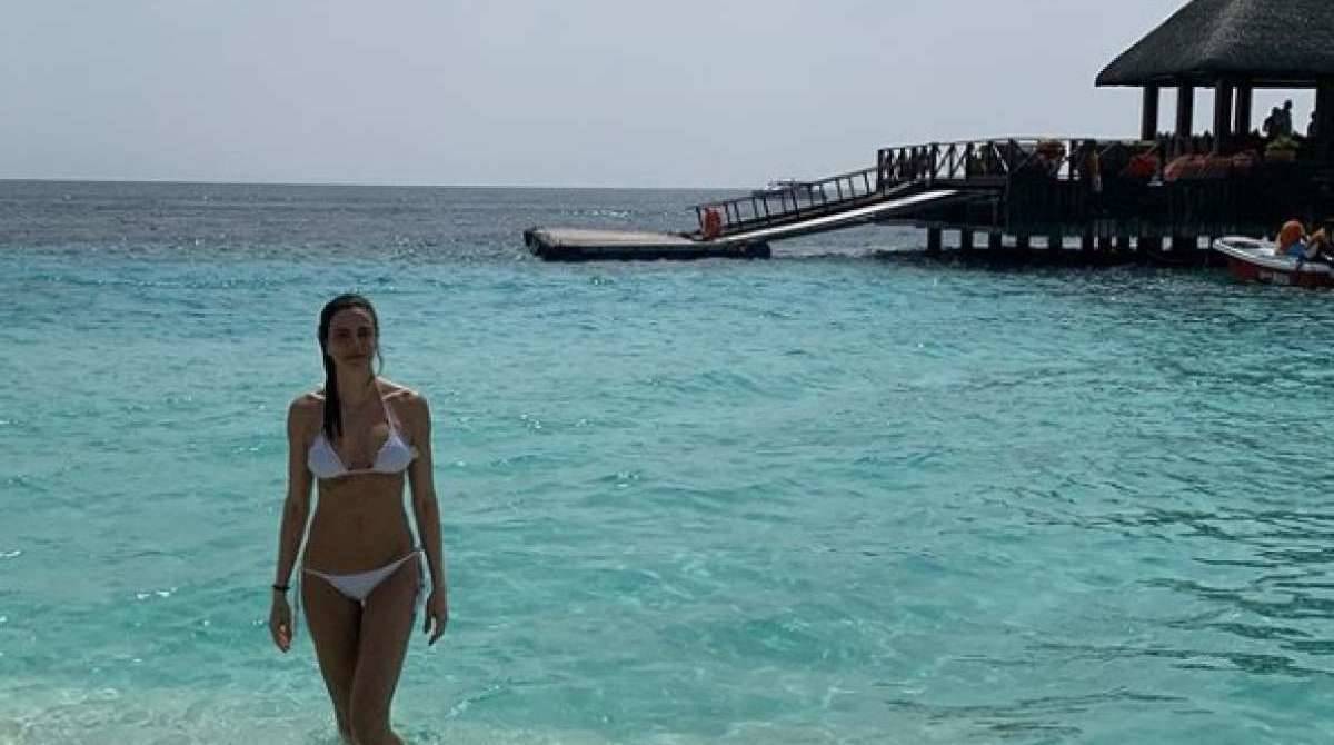 Luciana Gimenez na praia, nas Ilhas Maldivas