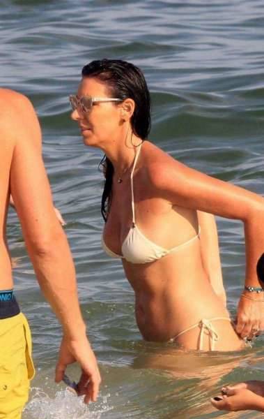 Glenda Kozlowski curte dia de praia em Ipanema