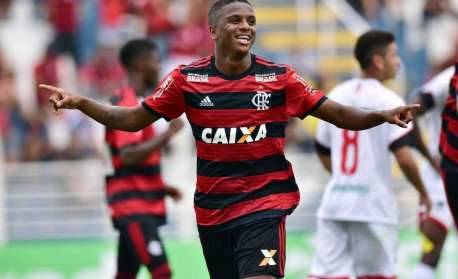 Atualmente no Dnipro, da Ucrânia, ex-jogador do Flamengo desembarca no Brasil após tensão