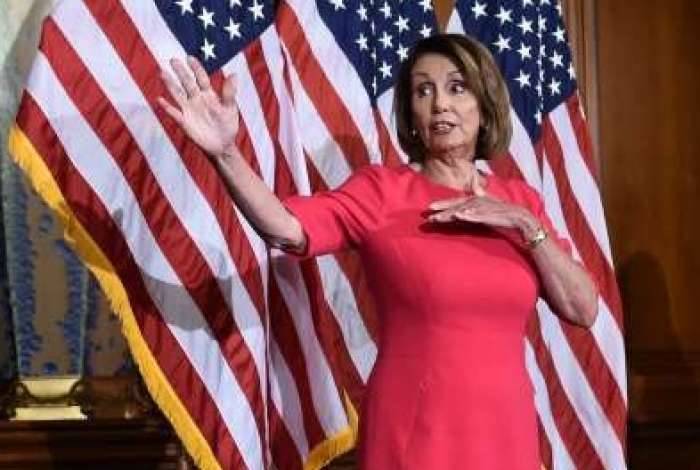 Sob a lideranÃ§a de Nancy Pelosi, a CÃ¢mara de Representantes dos Estados Unidos agora tem maioria democrata, partido de oposiÃ§Ã£o ao do presidente americano Donald Trump, que Ã© republicano