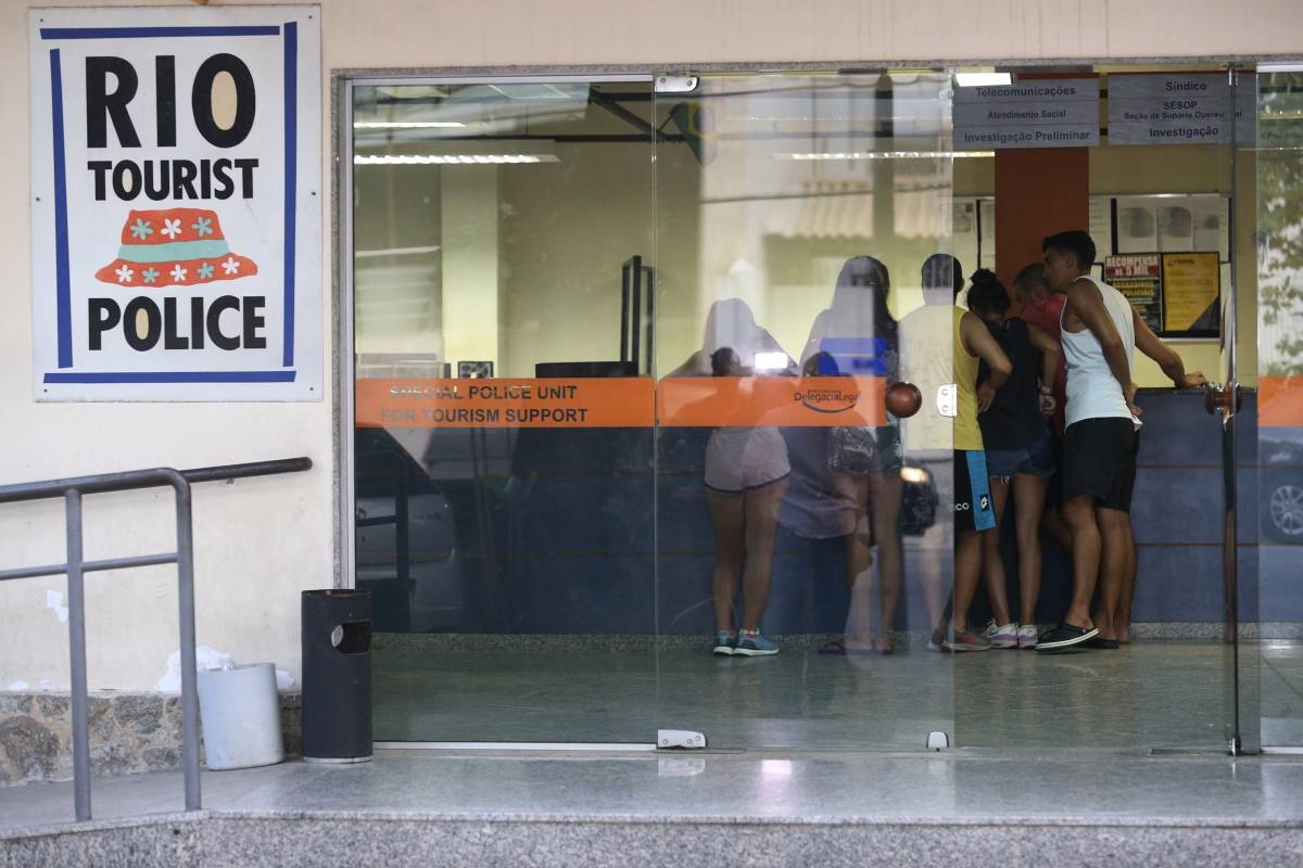 Turistas sao assaltados em arrastao na trilha, voltando do Corcovado a caminho do Parque Lage. Na foto turistas argentinos na DEAT do Leblon ( Delegacia Especial de Apoio ao Turista )  Foto: Daniel Castelo Branco / Agencia O Dia