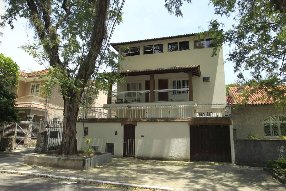 O Ricardo Chaves Moraes Costa, 57 anos, inspetor da Pol&iacute;cia Civil,  tira a pr&oacute;pria vida ap&oacute;s fazer ex-mulher e filhos ref&eacute;ns,na Rua Itabaiana,  bairro do Graja&uacute;, na Zona Norte do Rio. A pol&iacute;cia foi chamada para negociar sua rendi&ccedil;&atilde;o, mas ele atirou contra a cabe&ccedil;a e morreu dentro da resid&ecirc;ncia.                    