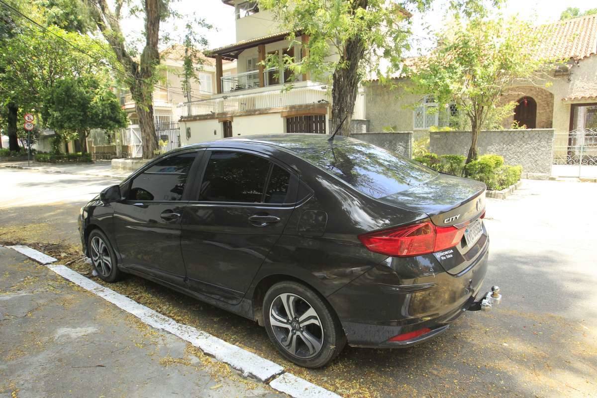 O Ricardo Chaves Moraes Costa, 57 anos, inspetor da Pol&iacute;cia Civil,  tira a pr&oacute;pria vida ap&oacute;s fazer ex-mulher e filhos ref&eacute;ns,na Rua Itabaiana,  bairro do Graja&uacute;, na Zona Norte do Rio. A pol&iacute;cia foi chamada para negociar sua rendi&ccedil;&atilde;o, mas ele atirou contra a cabe&ccedil;a e morreu dentro da resid&ecirc;ncia.                    