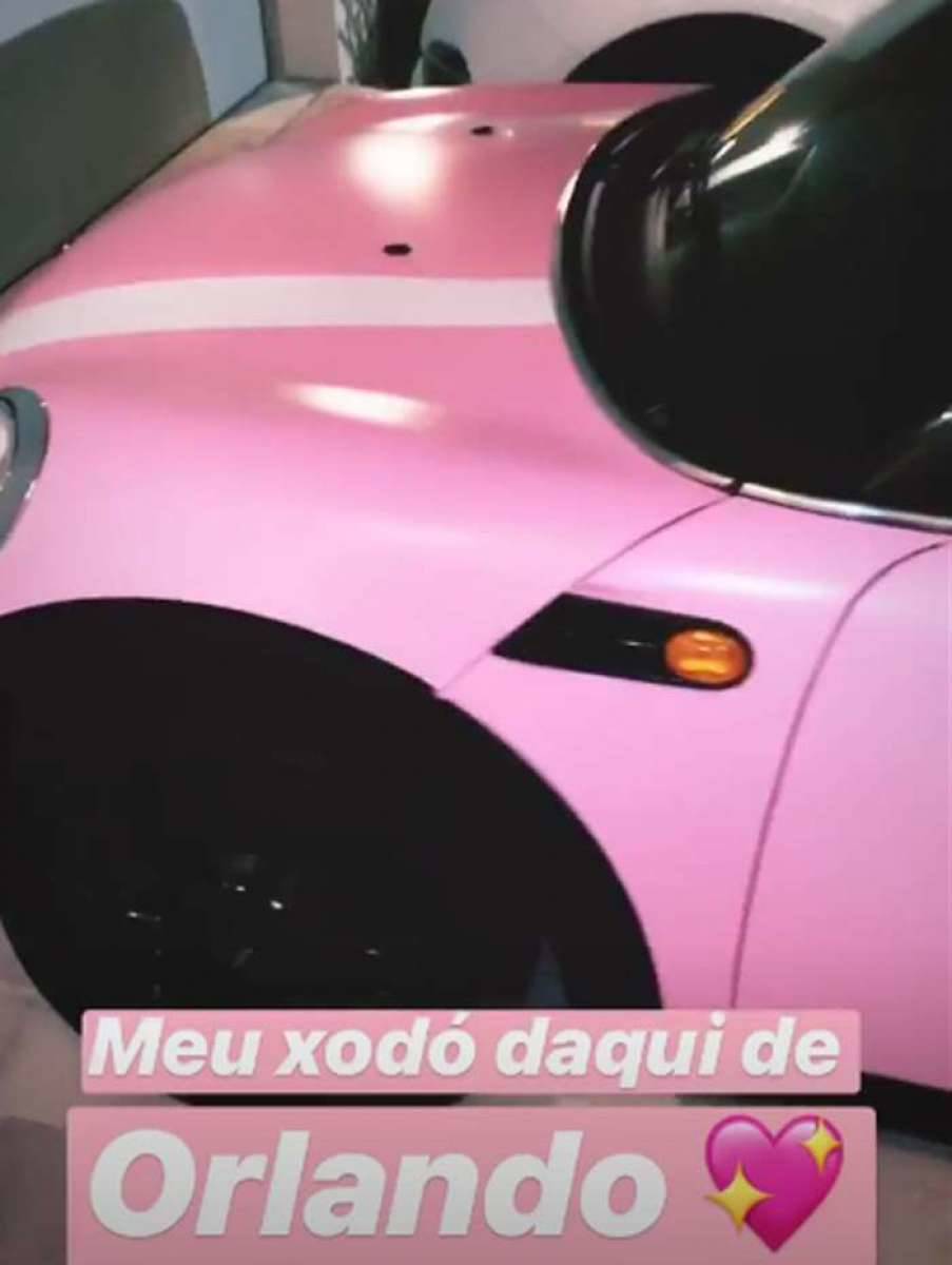 Larissa Manoela ganha carro rosa avaliado em R$ 100 mil de presente de aniversário