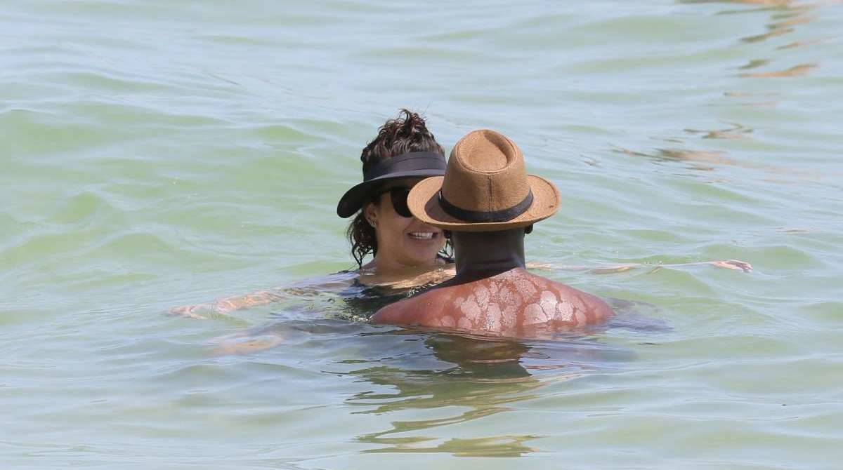Fernanda Souza e Thiaguinho curtem praia na Barra da Tijuca, na Zona Oeste do Rio