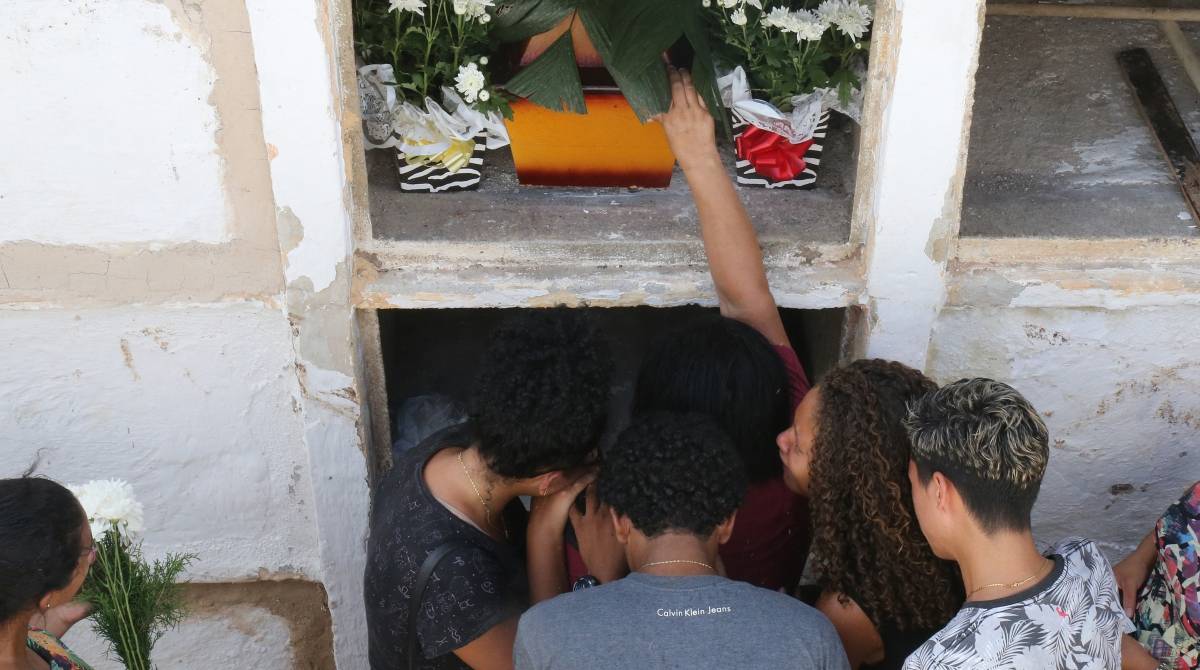 Enterro no Cemitrio do Catumbi da jovem Marina Silva que morreu aps ser atingida por uma bala perdida dentro de casa, na comunidade da Palmeirinha no bairro Guadalupe. Na foto de roupa cor vinho a me de Marina. Foto: Daniel Castelo Branco / Agencia O Dia