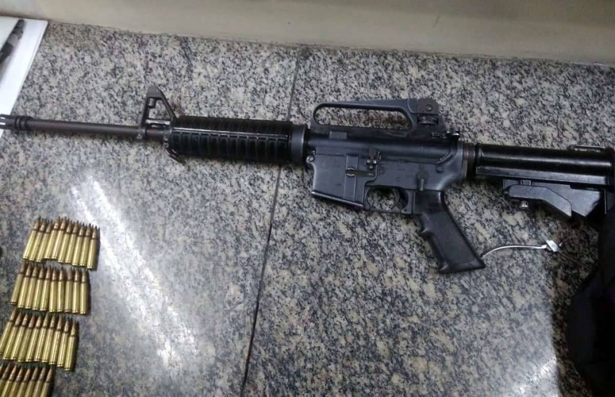 Fuzil apreendido com o casal - Divulgação / Polícia Militar