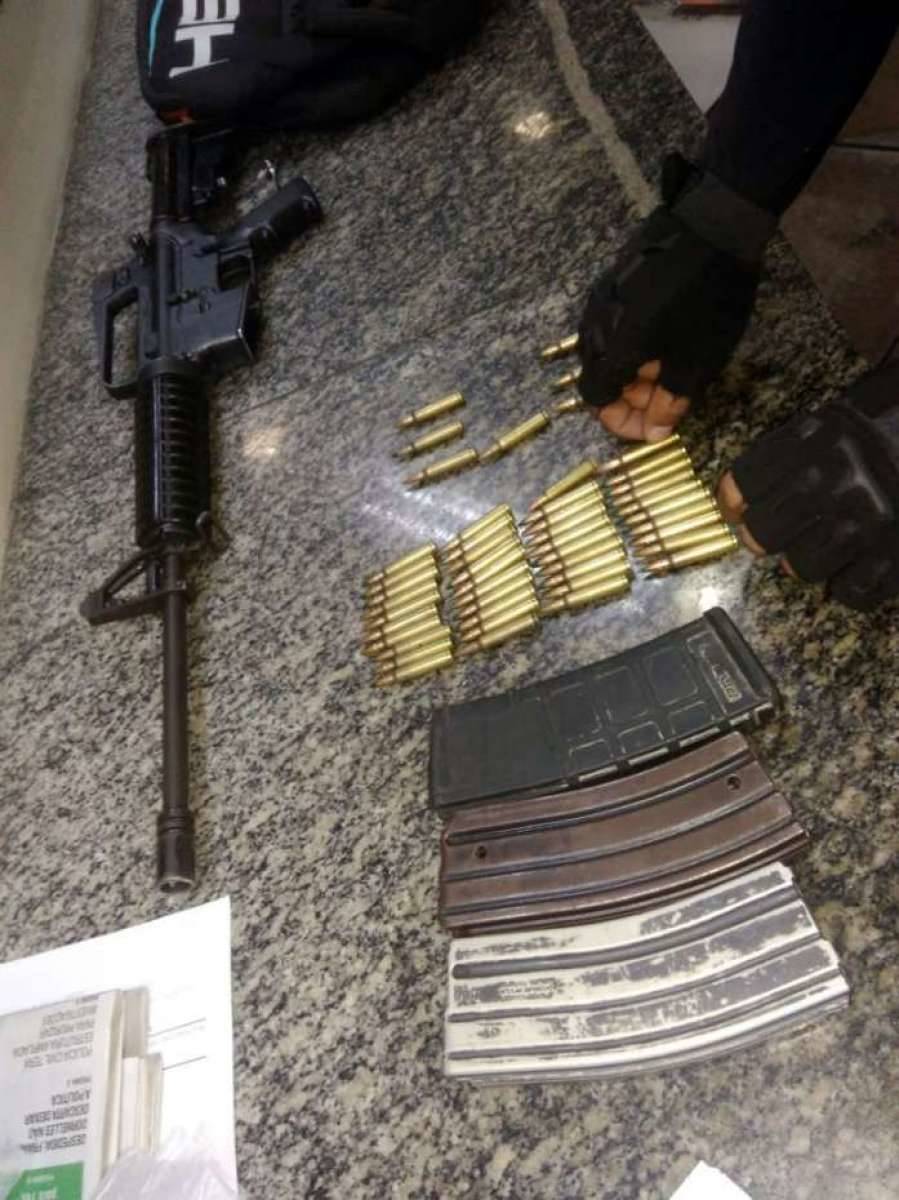 Fuzil apreendido com o casal