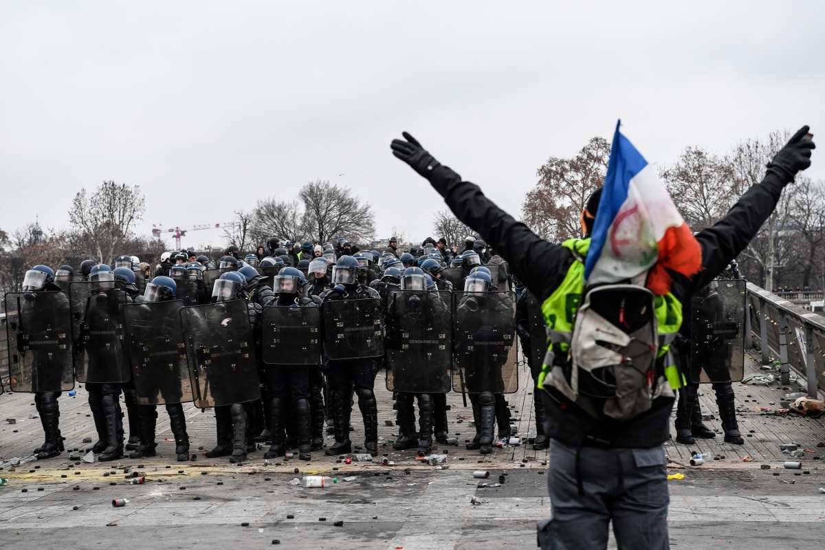 Manifestantes de coletes amarelos protestam contra o aumento do preço dos combustíveis, contra a política social e fiscal do governo na França