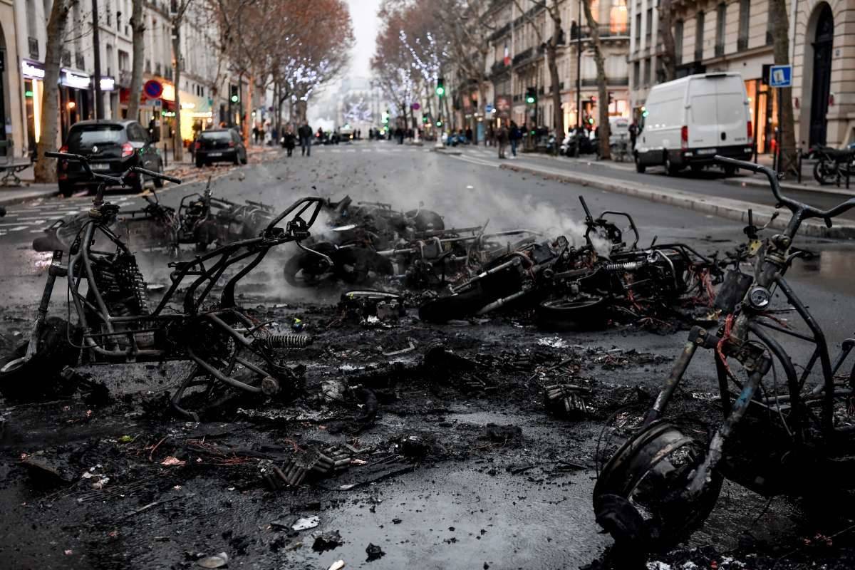Manifestantes de coletes amarelos protestam contra o aumento do preço dos combustíveis, contra a política social e fiscal do governo na França