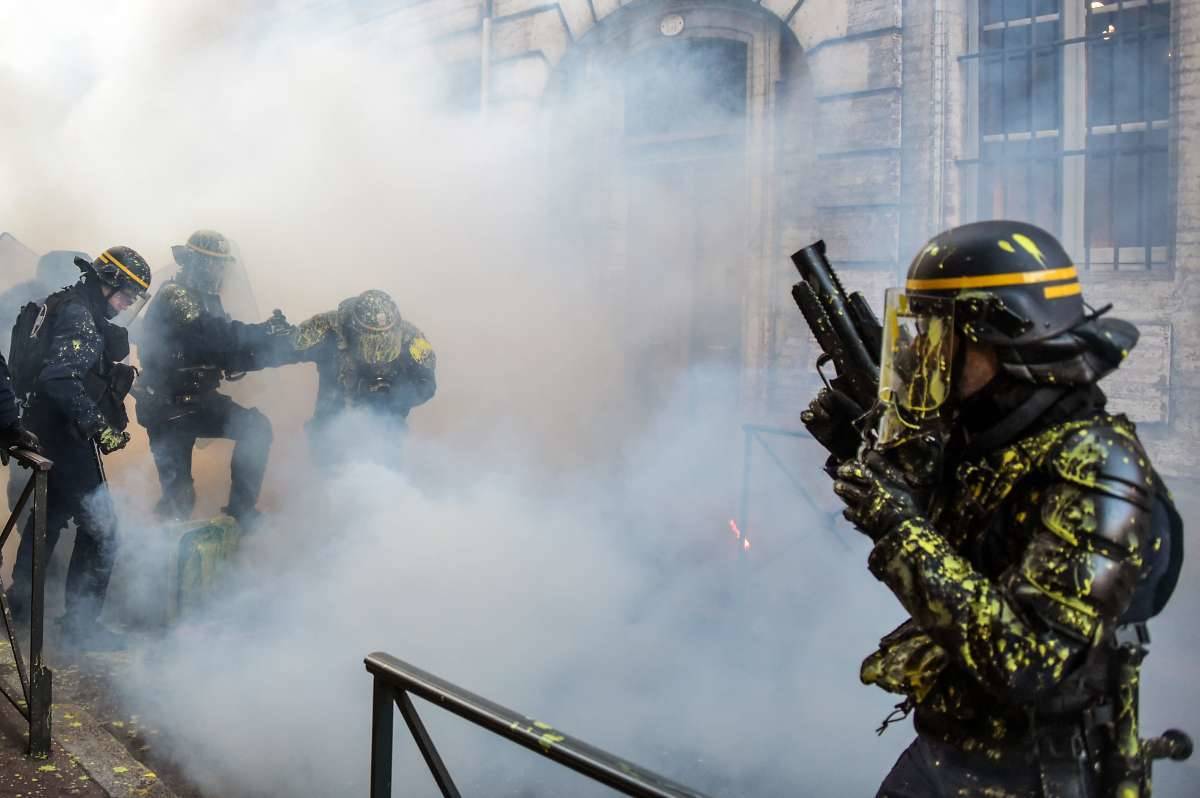 Manifestantes de coletes amarelos protestam contra o aumento do preço dos combustíveis, contra a política social e fiscal do governo na França