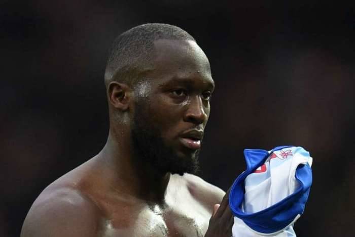 Comentarista é afastado por sugerir dar bananas para atacante comer