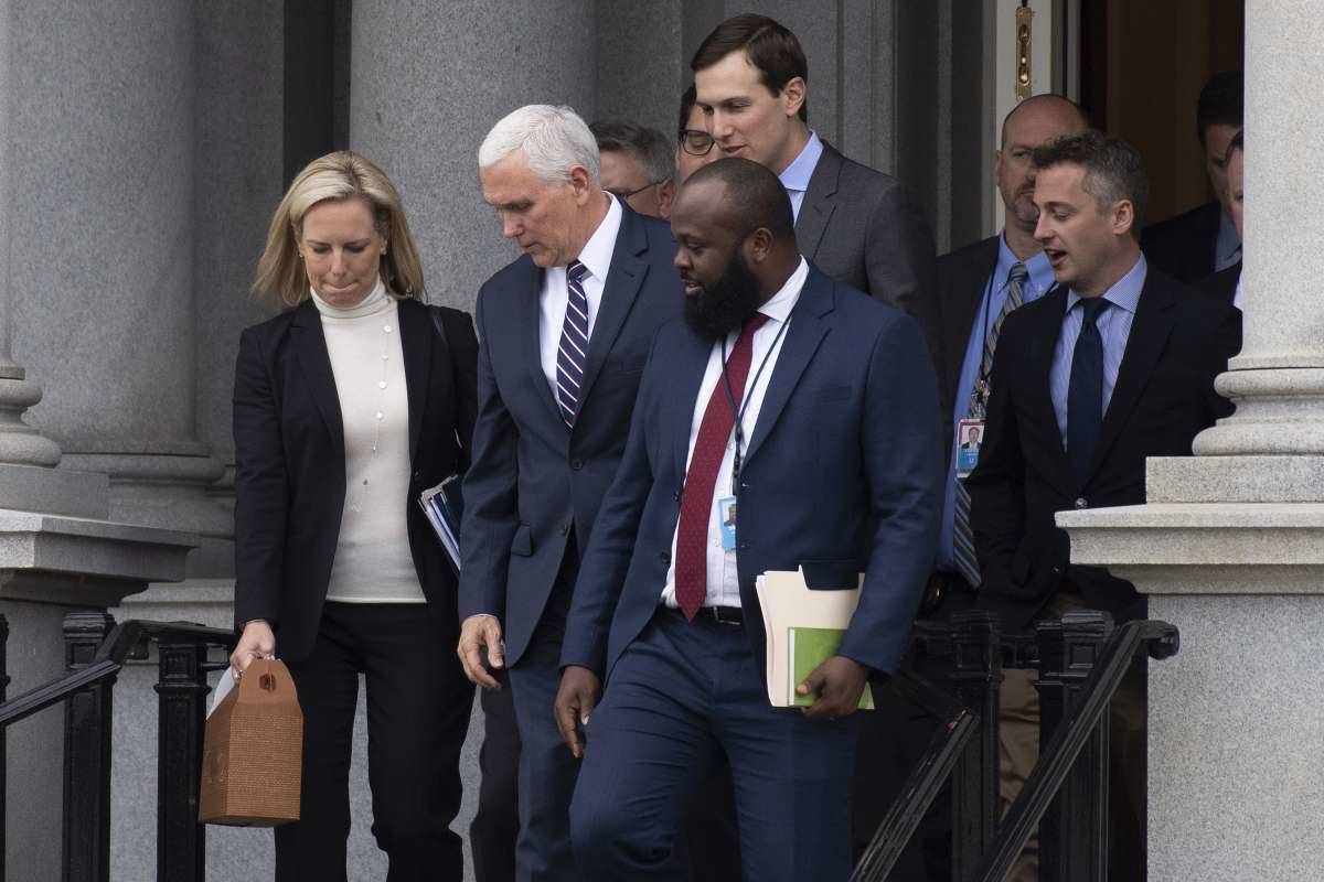 Vice presidente do congresso americano Mike Pencee outros congressistas americanos saindo da Casa Branca