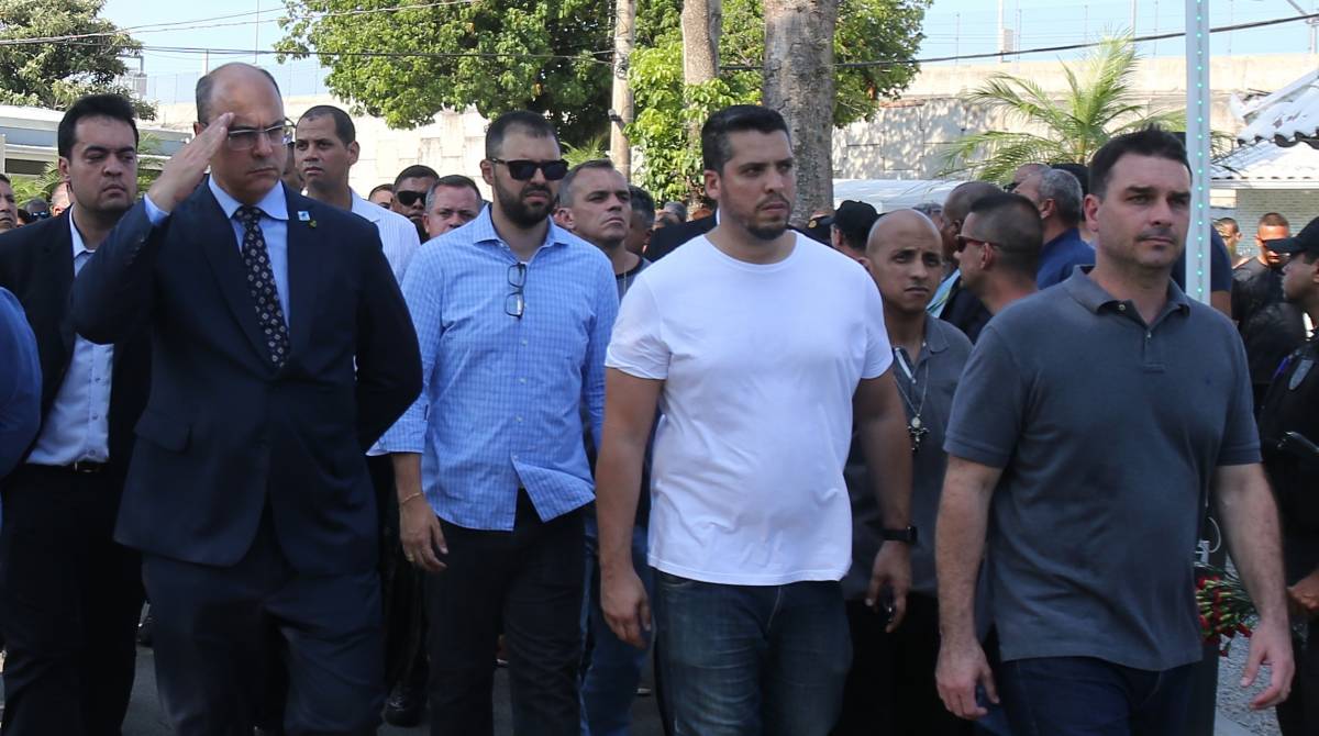 O governador Wilson Witzel e o senador Flávio Bolsonaro compareceram ao enterro em Sulacap