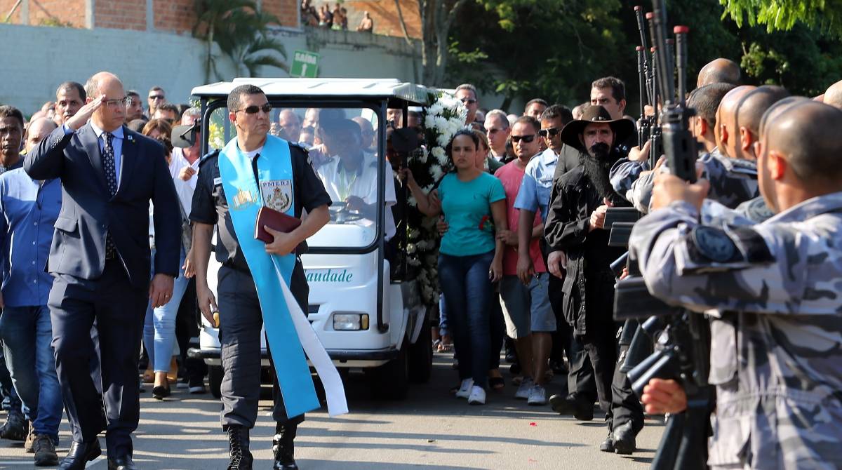 Rio, 06/01/2019 - O policial militar Daniel Henrique Mariotti, foi enterrado na tarde deste domingo (06), no Jardim da Saudade de Sulacap, na Zona Oeste do Rio. Estiveram presentes o governador Wilson Witzel e o vice Cl&aacute;udio Castro, o senador Fl&aacute;vio Bolsonaro, o secret&aacute;rio de Pol&iacute;cia Civil, Marcus Vin&iacute;cius Braga, a Secretaria do Desenvolvimento Social e Direitos Humanos Fabiana Bentes, al&eacute;m de amigos e famliares.