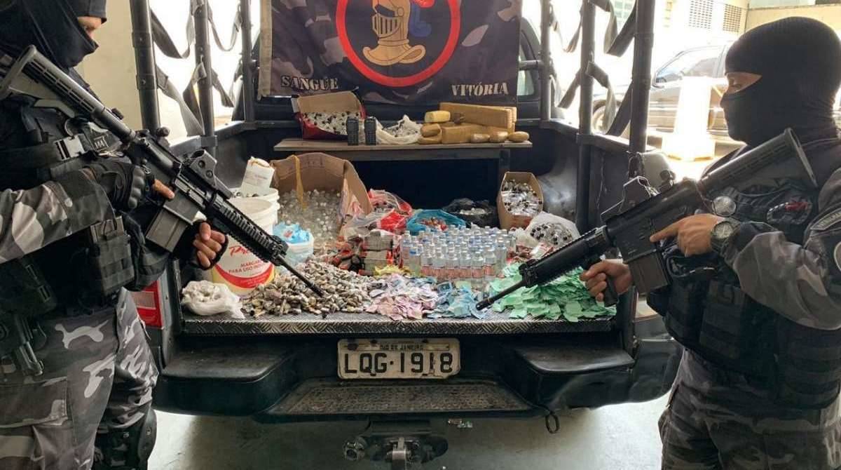 No Mandela, o Batalhão de Polícia de Choque efetuou quatro prisões, apreendeu uma moto roubada e drogas
