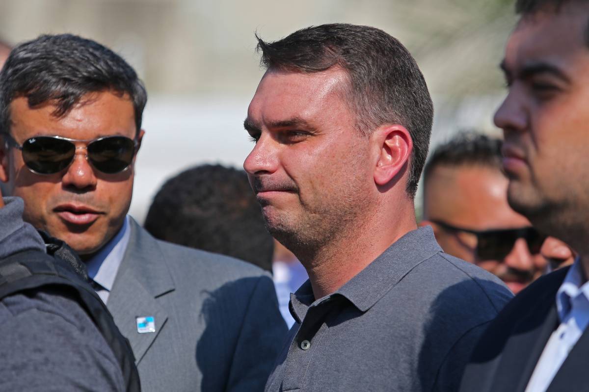 Rio, 06/01/2019 - O policial militar Daniel Henrique Mariotti, foi enterrado na tarde deste domingo (06), no Jardim da Saudade de Sulacap, na Zona Oeste do Rio. Estiveram presentes o governador Wilson Witzel e o vice Cl&aacute;udio Castro, o senador Fl&aacute;vio Bolsonaro, o secret&aacute;rio de Pol&iacute;cia Civil, Marcus Vin&iacute;cius Braga, a Secretaria do Desenvolvimento Social e Direitos Humanos Fabiana Bentes, al&eacute;m de amigos e familiares.