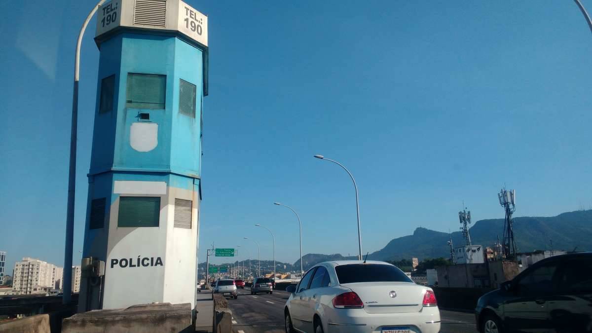 Cabine da Polícia Militar, na Linha Vermelha, na altura de São Cristóvão, está abandonada - Cássio Bruno