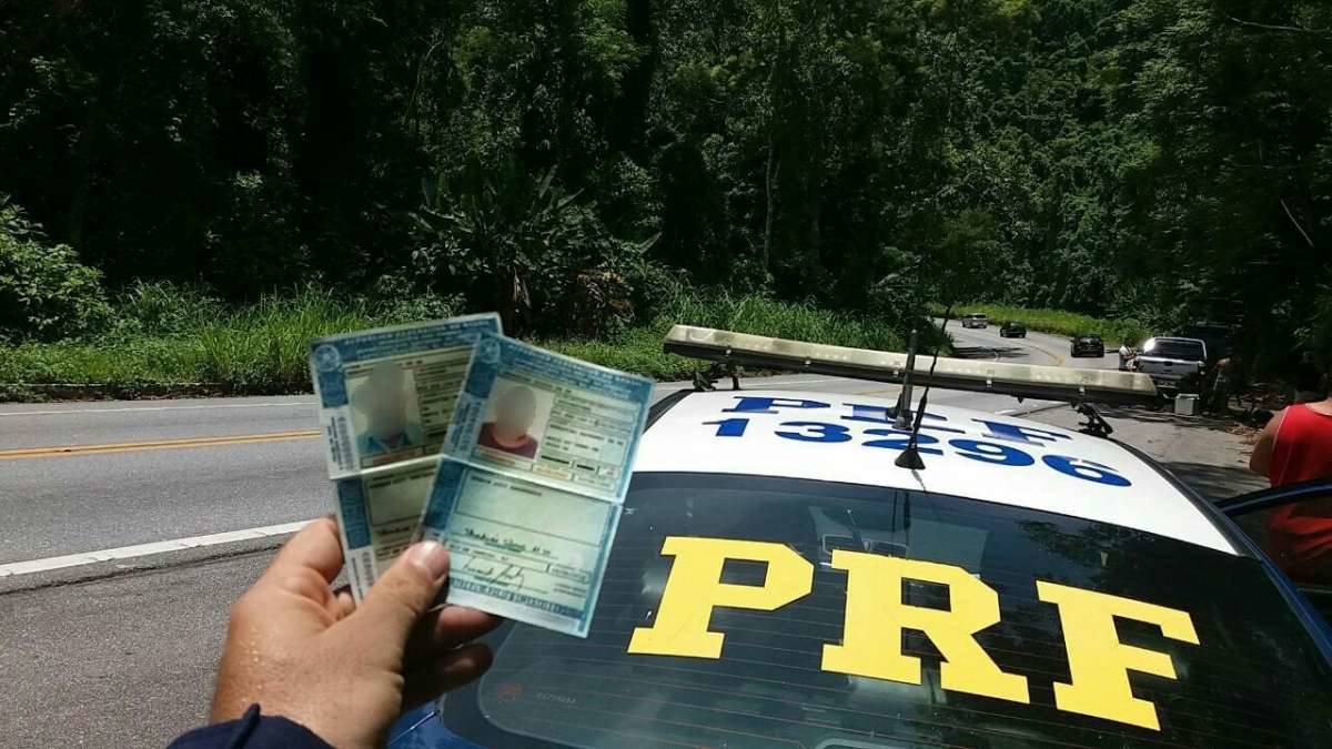 PRF prende homem com carteira de motorista falsa na BR-101 - Divulgação