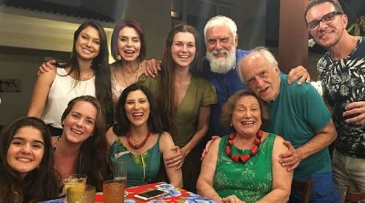Nicette Bruno ao centro, com amigos e familiares ao redor