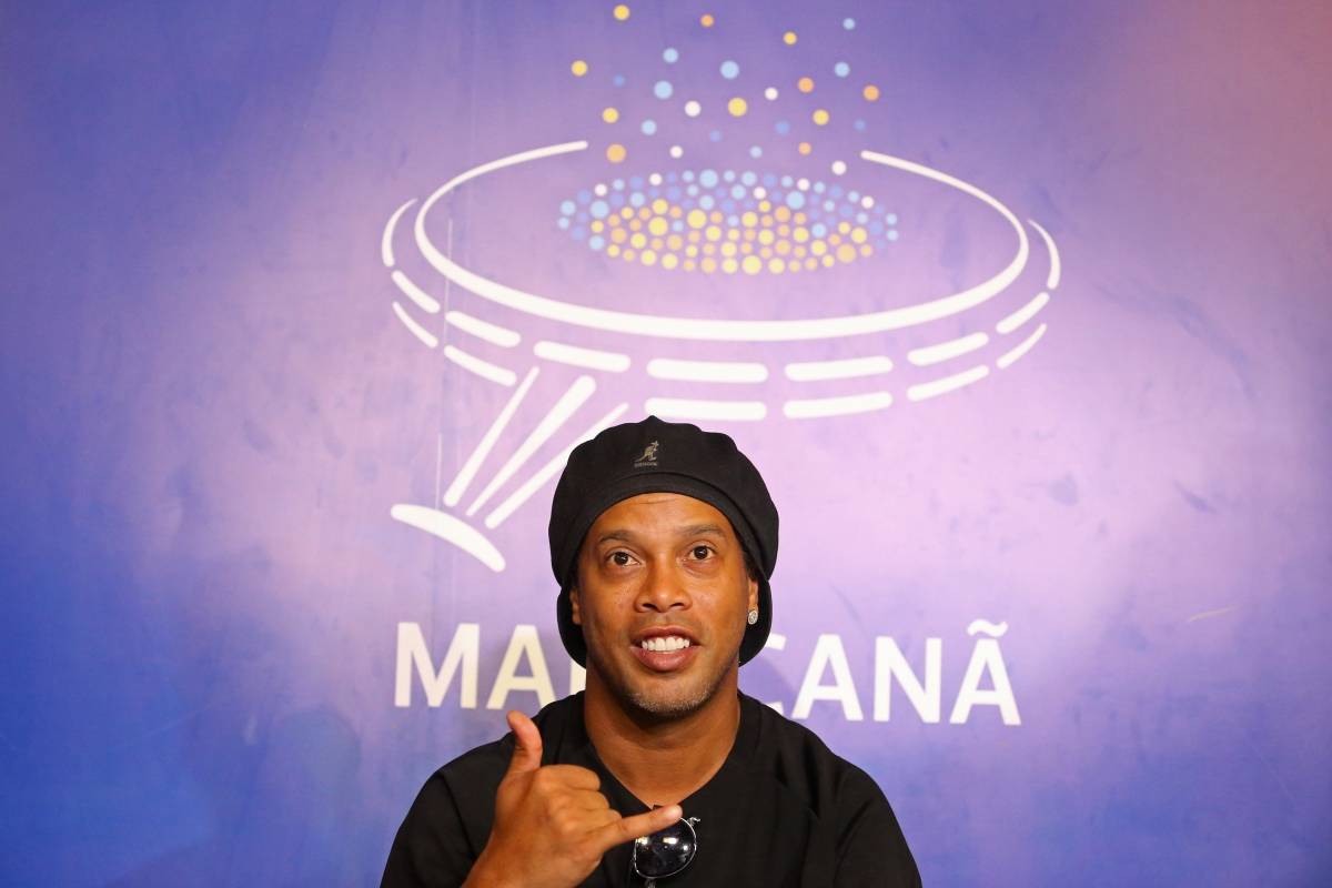 Ronaldinho Ga&uacute;cho foi homenageado nesta ter&ccedil;a-feira, no Rio de Janeiro. Foi inserido no Hall da Fama do Tour Maracan&atilde;. A marca dos p&eacute;s de Ronaldinho Ga&uacute;cho vai ficar exposta para pessoas que visitam o Tour Maracan&atilde;. Esteve presente no evento o Governador Wilson Witzel. Foto: Daniel Castelo Branco / Ag&ecirc;ncia O Dia - Daniel Castelo Branco