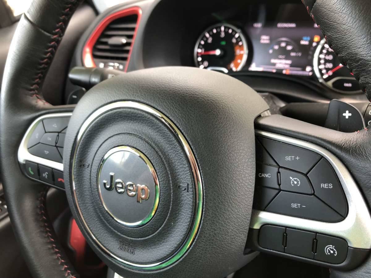 O volante multifuncional tem os controles da central multim&iacute;dia, de chamadas e, tamb&eacute;m, do piloto autom&aacute;tico - Lucas Cardoso