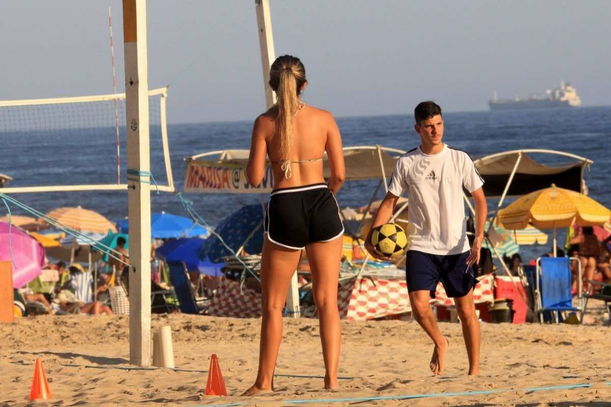 Carol Portaluppi Joga Bola Em Praia Do Rio Celebridades O Dia